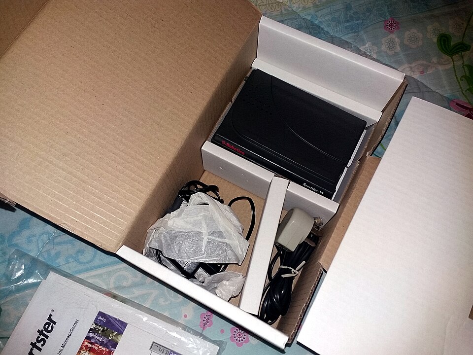 La caja de un Sportster 14.400 de 1995 con todo lo que traía: módem, alimentador, cable de teléfono, disquetes y el manual. Si tienes esto, tienes todo.