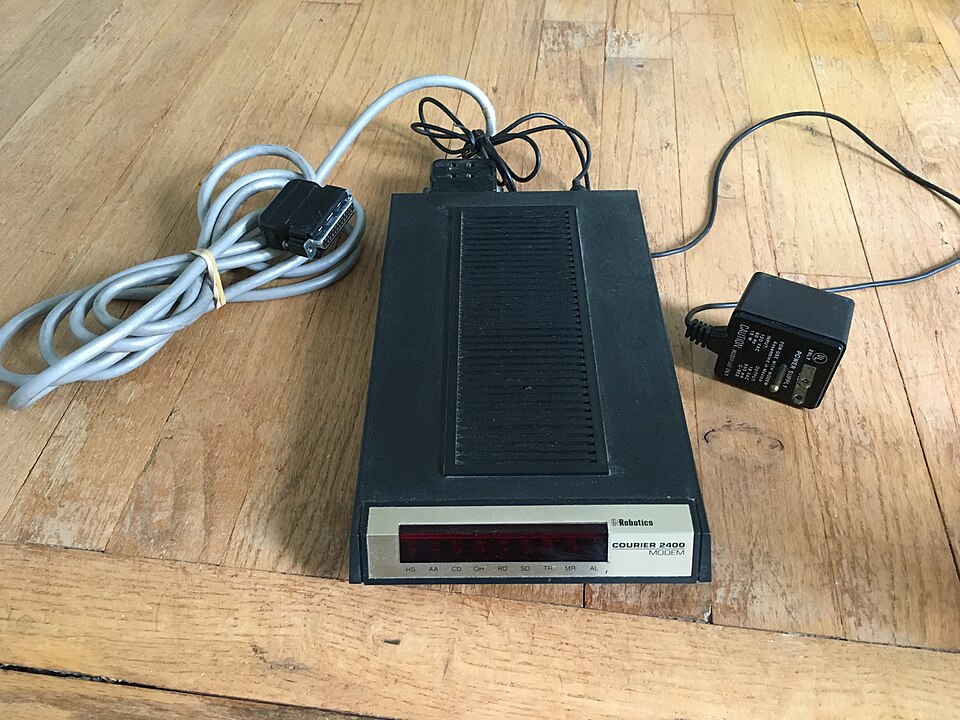 Un Courier 2400 con su cable serie DB25 conectado: así se ve la parte trasera de todos los US Robotics externos.