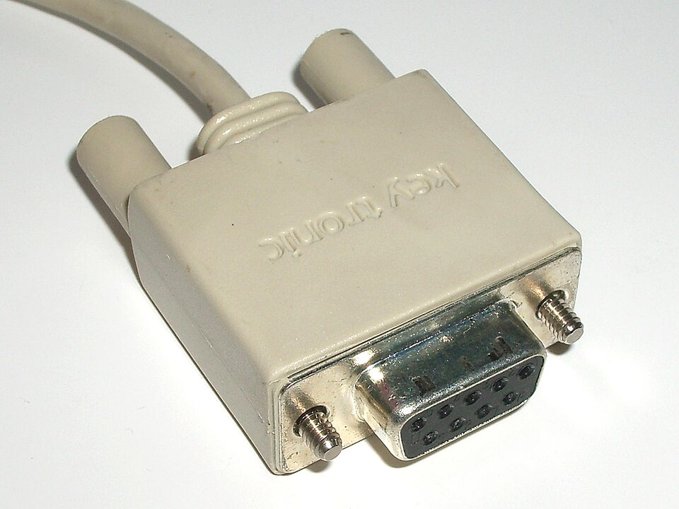 Puerto serie DE-9 (COM1) de un PC: el macho es el del cable, la hembra la del ordenador.