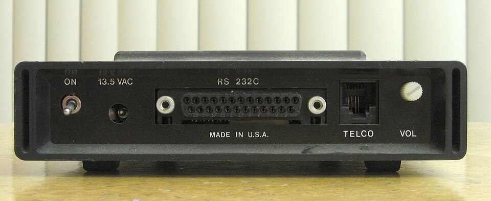 El Hayes Smartmodem 300 de 1981, el que inventó los comandos AT. También llama al nodo: a 300 bps con Bell 103, exactamente su velocidad nativa. Cuarenta y cinco años después, sigue teniendo con quién hablar.